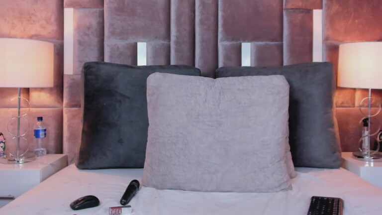 NiaBunnyUwU's Streamate show and profile