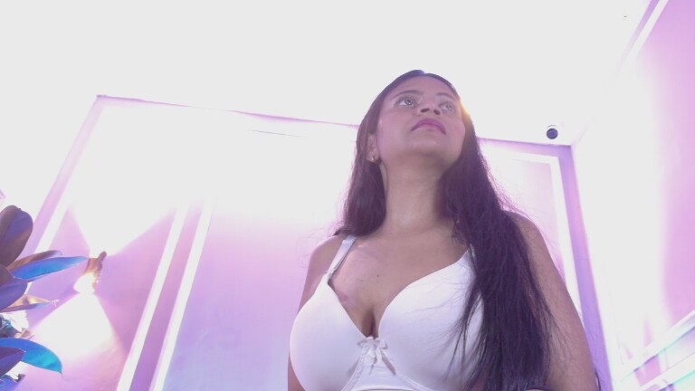 SuzzyFoxx's Streamate show and profile