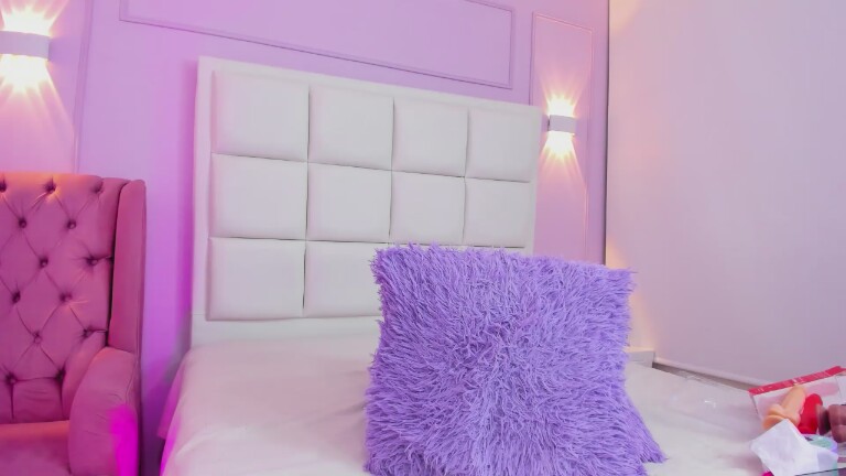 DAPHNEVALUCCI's Streamate show and profile